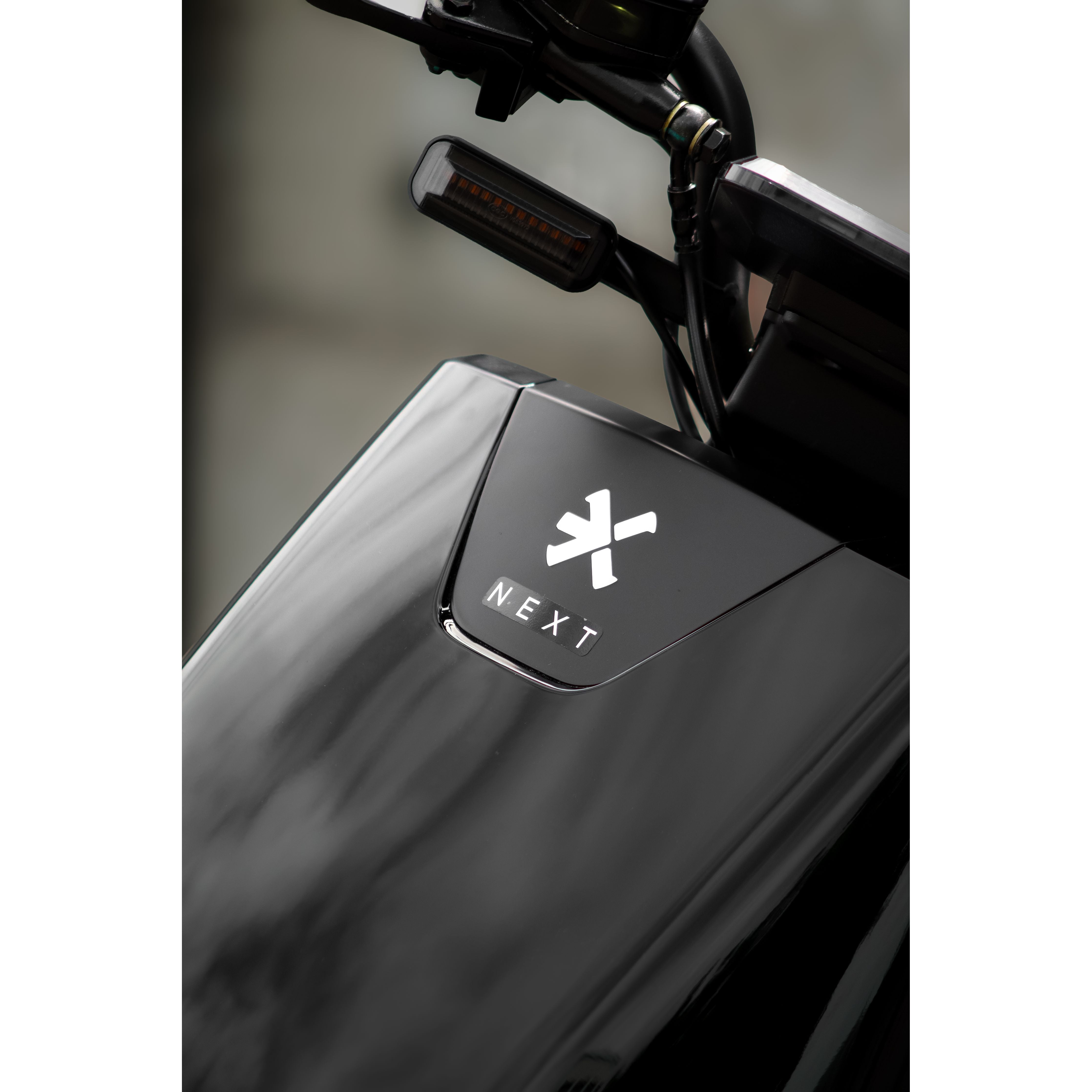 NEXT NXPlus LS – détail du logo NEXT sur le panneau avant